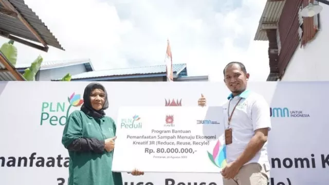 Bank Sampah Rosella Dapat Bantuan Alat Pengolah Limbah Jadi BBM - GenPI.co KALBAR Bank Sampah Rosella Dapat Bantuan Alat Pengolah Limbah Jadi BBM - GenPI.co KALBAR