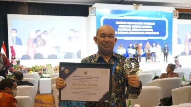 Atasi Inflasi dengan Pupuk Hayati, Landak Raih TPID Award 2021 - GenPI.co KALBAR