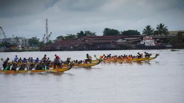 Festival Dragon Boat Diramaikan 18 Tim dari Seluruh Daerah di Kalbar - GenPI.co KALBAR