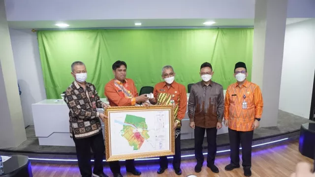 Kantah Pontianak Serahkan 20 Sertifikat, Aset Pemkot Bertambah Lagi - GenPI.co KALBAR