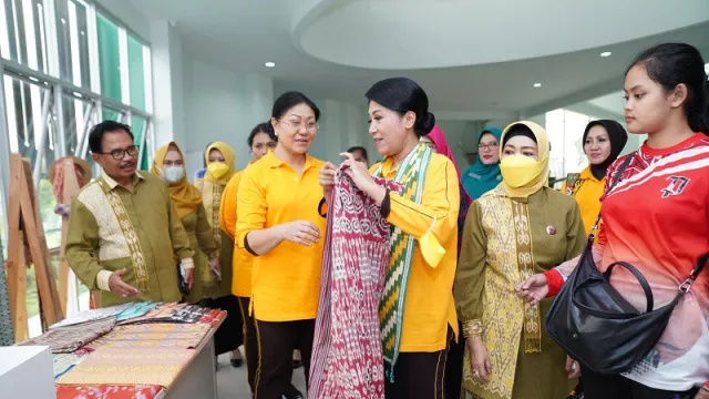 Istri Panglima TNI Kunjungi dan Beli Produk di UMKM Center - GenPI.co KALBAR