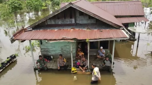 Polres Kayong Utara Beri Bantuan pada Warga Terdampak Banjir - GenPI.co KALBAR