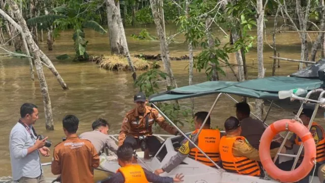 Banjir Rendam Melawi, Pemkab Salurkan Sembako dan Gelar Pengobatan Gratis - GenPI.co KALBAR