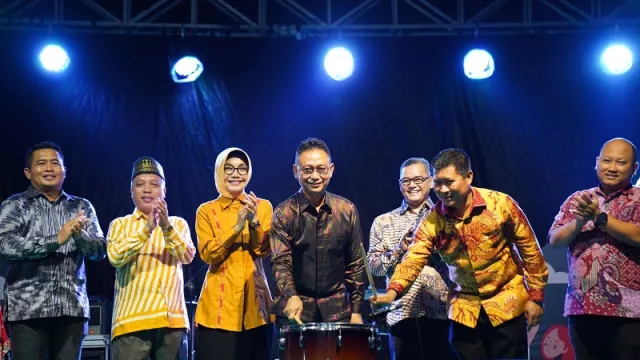 130 Stan UMKM Semarakkan Pontianak Festival 2022 di Taman Alun Kapuas - GenPI.co KALBAR 130 Stan UMKM Semarakkan Pontianak Festival 2022 di Taman Alun Kapuas - GenPI.co KALBAR