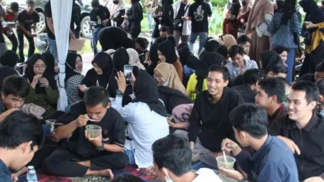 Bubur Pedas Bakal Jadi Sajian dalam Silaturahmi Akbar Mahasiswa Sambas - GenPI.co KALBAR