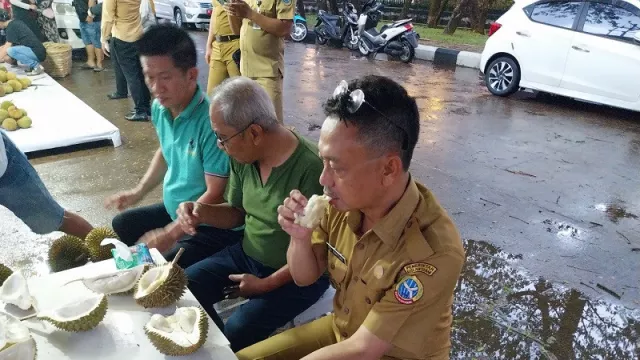 Banyak Diminati, Durian Jemongko Ludes Terjual - GenPI.co KALBAR