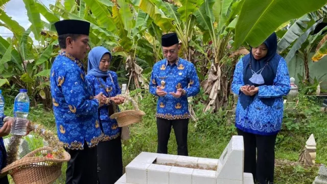 Kenang Jasa Pahlawan, Edi-Bahasan Ziarah ke Makam HM Suwignyo dan Atmo Umar - GenPI.co KALBAR