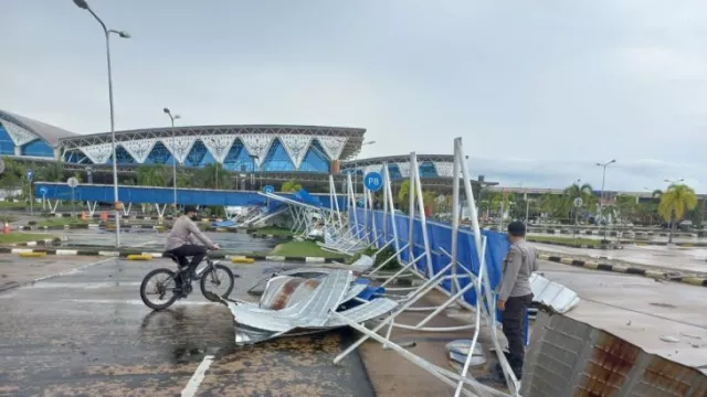 Kanopi Pejalan Kaki Bandara Supadio Porak-poranda Dihantam Angin Kencang - GenPI.co KALBAR