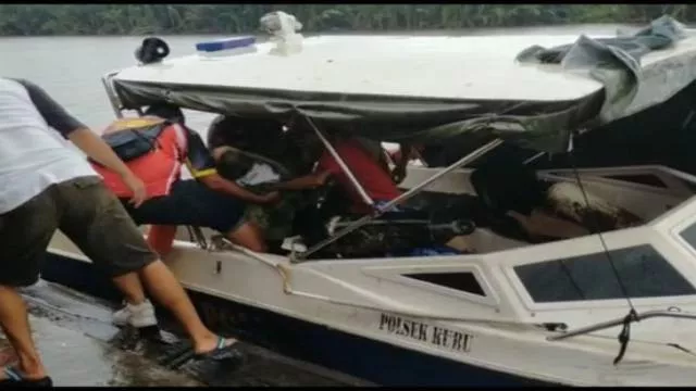 Personel Polsek Kubu Antar Warga Berobat dengan Speed Boat - GenPI.co KALBAR