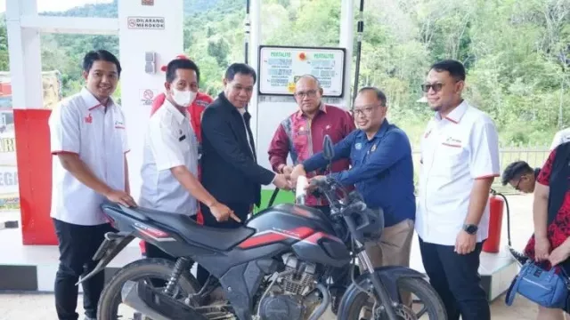Pertamina Resmikan BBM Satu Harga di 14 Titik, Termasuk di Perbatasan Kalbar - GenPI.co KALBAR Pertamina Resmikan BBM Satu Harga di 14 Titik, Termasuk di Perbatasan Kalbar - GenPI.co KALBAR