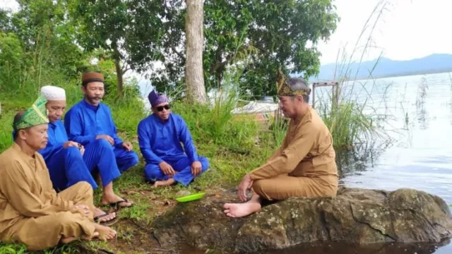 Jelang Festival Danau Sentarum, Suku Dayak dan Melayu Gelar Ritual Tolak Bala - GenPI.co KALBAR