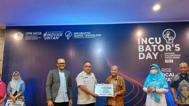 Incubator's Day 2022, Bappeda Pontianak Terima Penghargaan dari Rektor Untan - GenPI.co KALBAR