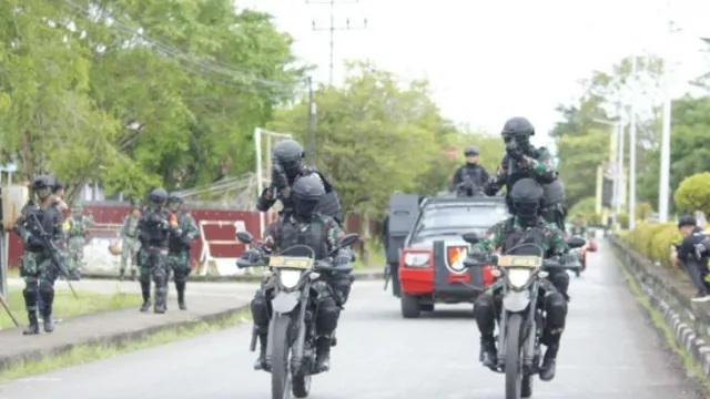 Simulasi Pengamanan Kota Putussibau, TNI-Polri Latihan Tempur Bersama - GenPI.co KALBAR