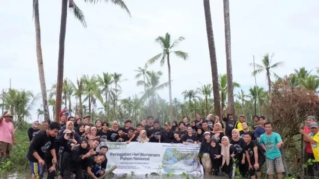 Peringati Hari Menanam Pohon Nasional, Mahasiswa Tanam 2.000 Pohon Bakau - GenPI.co KALBAR