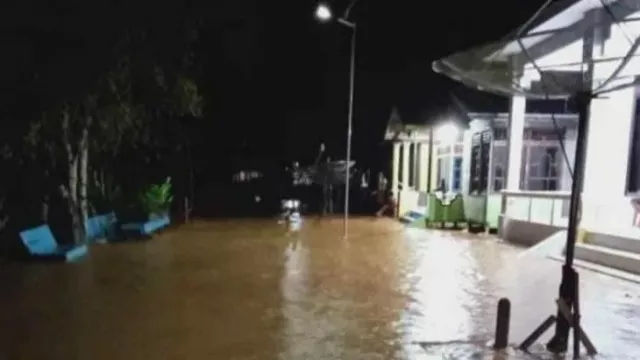 Curah Hujan Tinggi, 170 Rumah Penduduk di Melawi Terendam Banjir - GenPI.co KALBAR