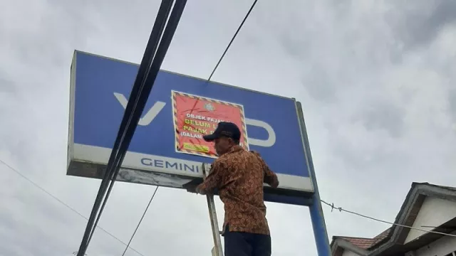 Tak Bayar Pajak, 16 Reklame di Kota Pontianak Disegel - GenPI.co KALBAR
