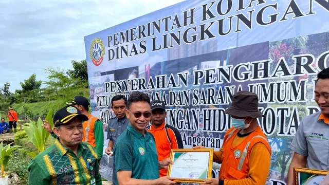 50 Petugas Kebersihan Kota Pontianak Berprestasi Terima Penghargaan - GenPI.co KALBAR