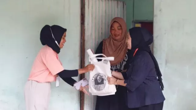 Ribuan Perempuan di Singkawang Dapat Sembako dari Relawan Mak Ganjar Kalbar - GenPI.co KALBAR