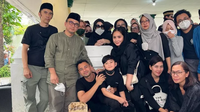 Raffi Ahmad dan Nagita Slavina Lepaskan Kepergian Mami Popon untuk Selamanya - GenPI.co KALBAR