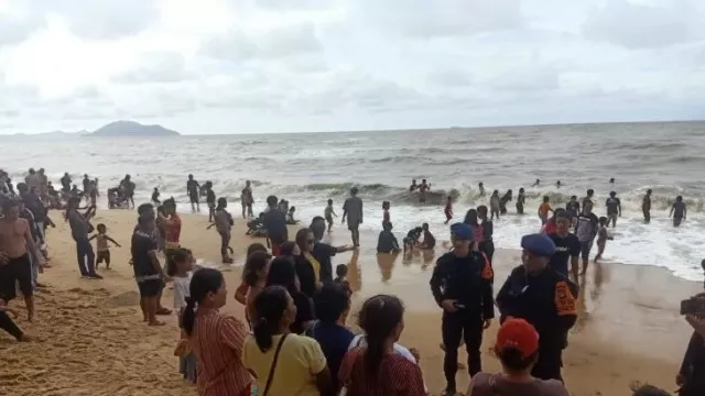 Bocah Terseret Ombak di Pantai Pasir Panjang Diselamatkan Anggota Brimob Singkawang - GenPI.co KALBAR