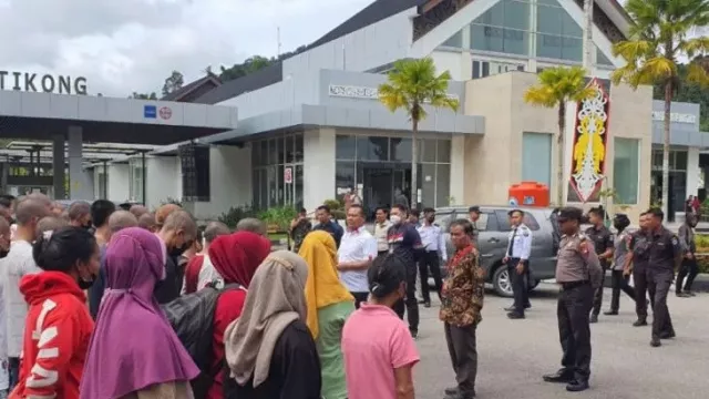 Pemulangan 200 WNI Bermasalah dari Malaysia Didampingi KJRI Kuching - GenPI.co KALBAR