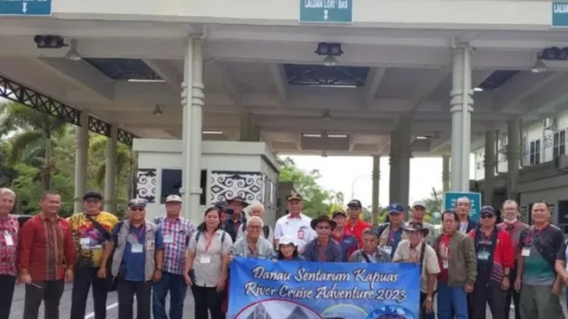 Gunakan Kapal Bandong, 25 Wisatawan Sarawak Malaysia Jelajahi Sungai Kapuas - GenPI.co KALBAR