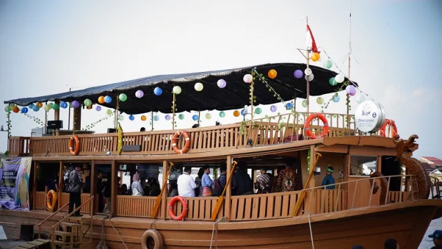 Kapal Wisata Tepian Senghie Suguhkan Keindahan Sungai Kapuas - GenPI.co KALBAR