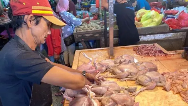 Jelang Idulfitri, Harga Daging Ayam Ras Stabil, Minyak Goreng Naik - GenPI.co KALBAR