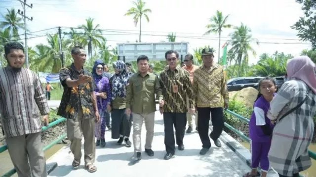 Jembatan Non-APBD ke-30 di Kabupaten Sambas Diresmikan Satono - GenPI.co KALBAR