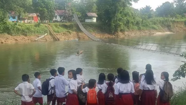 Jembatan Gantung Putus, Anak Sekolah di Ariung Mendalam Terpaksa Pakai Perahu - GenPI.co KALBAR
