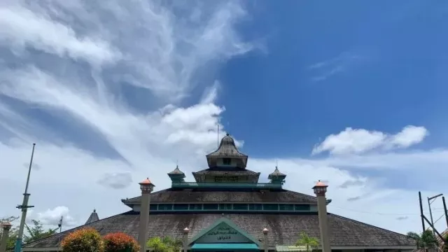 Berumur Ratusan Tahun, Arsitektur Masjid Sultan Syarif Abdurrahman Pikat Wisatawan - GenPI.co KALBAR