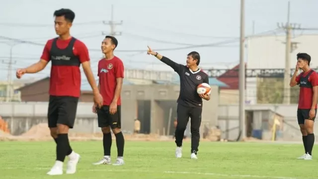 Adaptasi dengan Lapangan di Kamboja, Timnas U-22 Berlatih Jam 4 Sore - GenPI.co KALBAR
