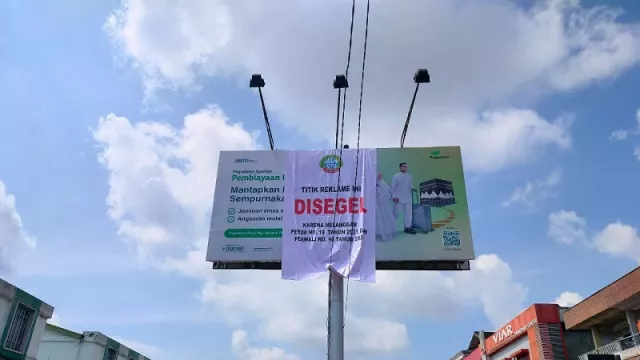 Lagi, BKD Kota Pontianak Segel Reklame Jenis Billboard - GenPI.co KALBAR
