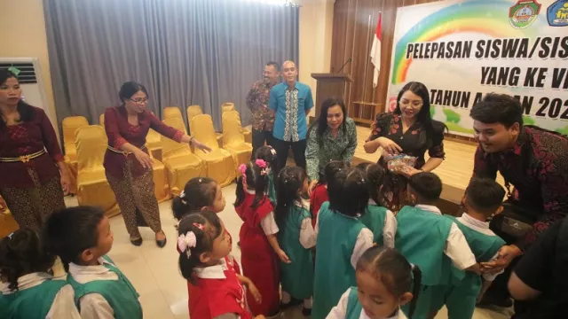 Karolin Margret Natasa Dorong Setiap Desa di Landak Punya PAUD - GenPI.co KALBAR Karolin Margret Natasa Dorong Setiap Desa di Landak Punya PAUD - GenPI.co KALBAR