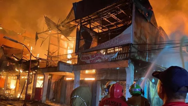 10 Ruko Hangus dalam Kebakaran di Pasar Sungai Durian Kota Sintang - GenPI.co KALBAR