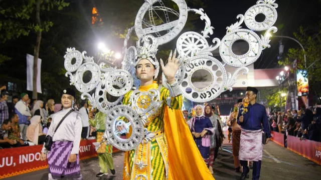 Keunikan Kostum Meriam Karbit Memukau dalam Karnaval dan Pawai Budaya Apeksi XVI - GenPI.co KALBAR