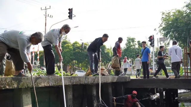 Peringati HUT RI, 200 Peserta Gotong Royong Bersihkan Parit dan Drainase di Pontianak - GenPI.co KALBAR