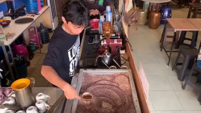 Kedai Kopi Nikmat Kota, Suguhkan Kopi Pasir Bernuansa Vintage - GenPI.co KALBAR