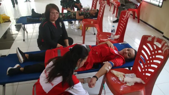 Karolin Donorkan Darah pada Kegiatan Jelimpo Sehat dan Peduli Lingkungan - GenPI.co KALBAR Karolin Donorkan Darah pada Kegiatan Jelimpo Sehat dan Peduli Lingkungan - GenPI.co KALBAR