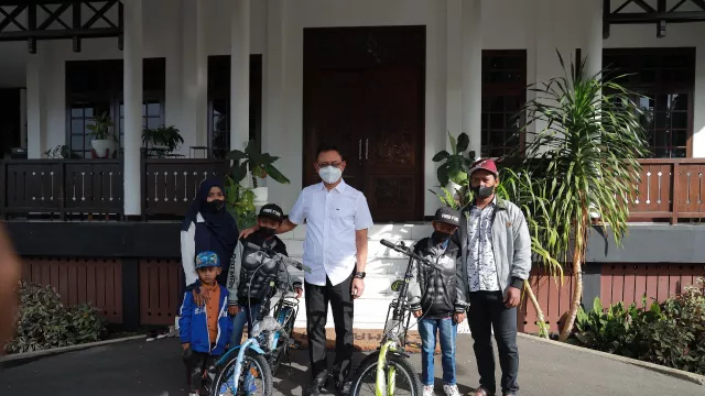Si Kembar Faris dan Daris Terima Sepeda dari Wali Kota - GenPI.co KALBAR