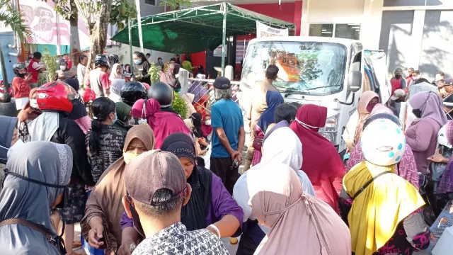 Warga di Samarinda Mandi Minyak Goreng, Ini Ceritanya - GenPI.co KALTIM