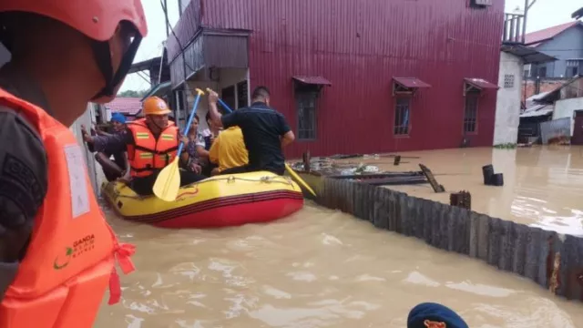 Detik-detik 42 Warga Dievakuasi dari Banjir di Balikpapan - GenPI.co KALTIM