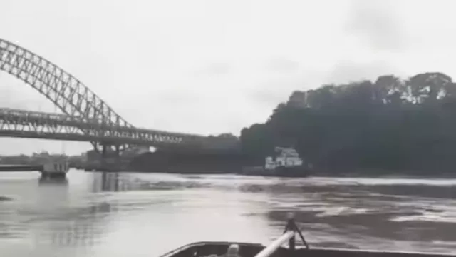 Viral Video Tongkang Tersangkut di Jembatan Sungai Mahakam - GenPI.co KALTIM