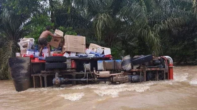 Banjir di Kutai Kartanegara, Truk Sembako Terguling - GenPI.co KALTIM