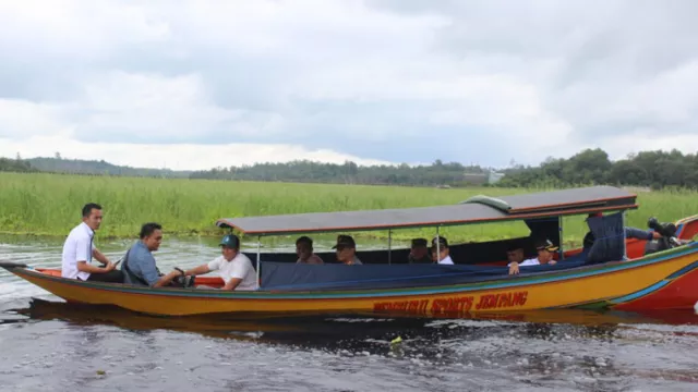 Memanjakan Mata dengan Berwisata di Danau Jempang di Kubar - GenPI.co KALTIM Memanjakan Mata dengan Berwisata di Danau Jempang di Kubar - GenPI.co KALTIM