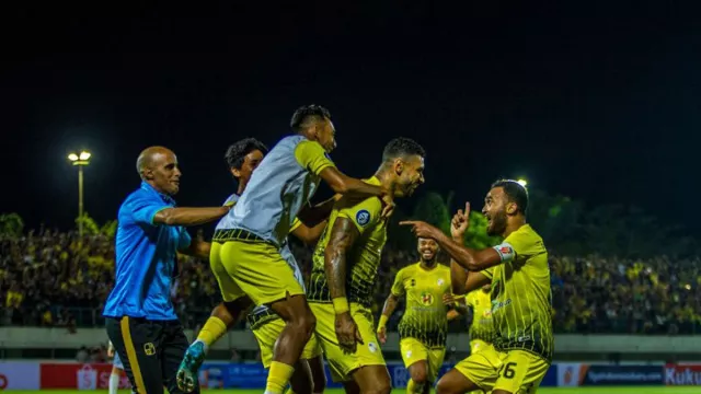 Borneo FC Dihancurkan Barito Putera, Kiper Cedera - GenPI.co KALTIM