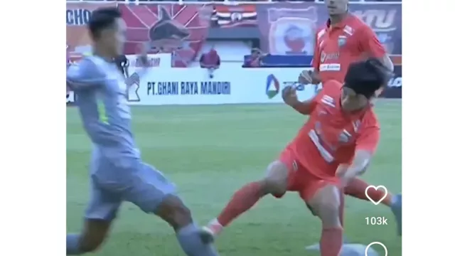 Gelandang Borneo FC Tekel Brutal Pemain Persebaya, Si Bintang Timnas Bisa Hancur - GenPI.co KALTIM