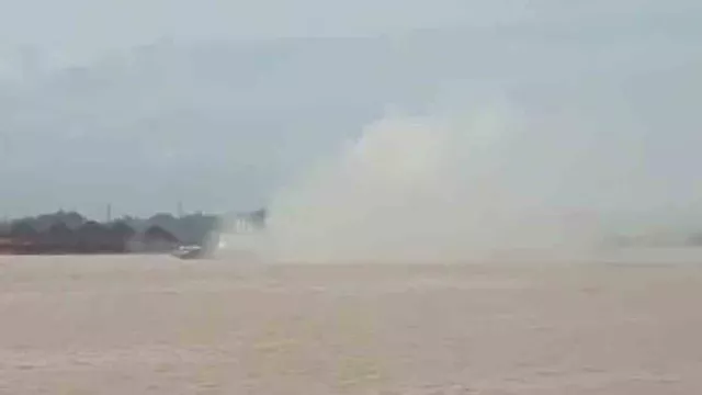 Kapal Terbakar di Sungai Mahakam, 1 ABK Kritis - GenPI.co KALTIM