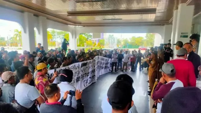 Warga Demo di Kantor Bupati Paser Minta Penambangan Pasir Dibebaskan - GenPI.co KALTIM