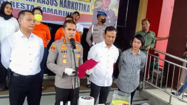 Produksi Pil Terlarang, 2 Wanita Ditangkap Polresta Samarinda - GenPI.co KALTIM Produksi Pil Terlarang, 2 Wanita Ditangkap Polresta Samarinda - GenPI.co KALTIM